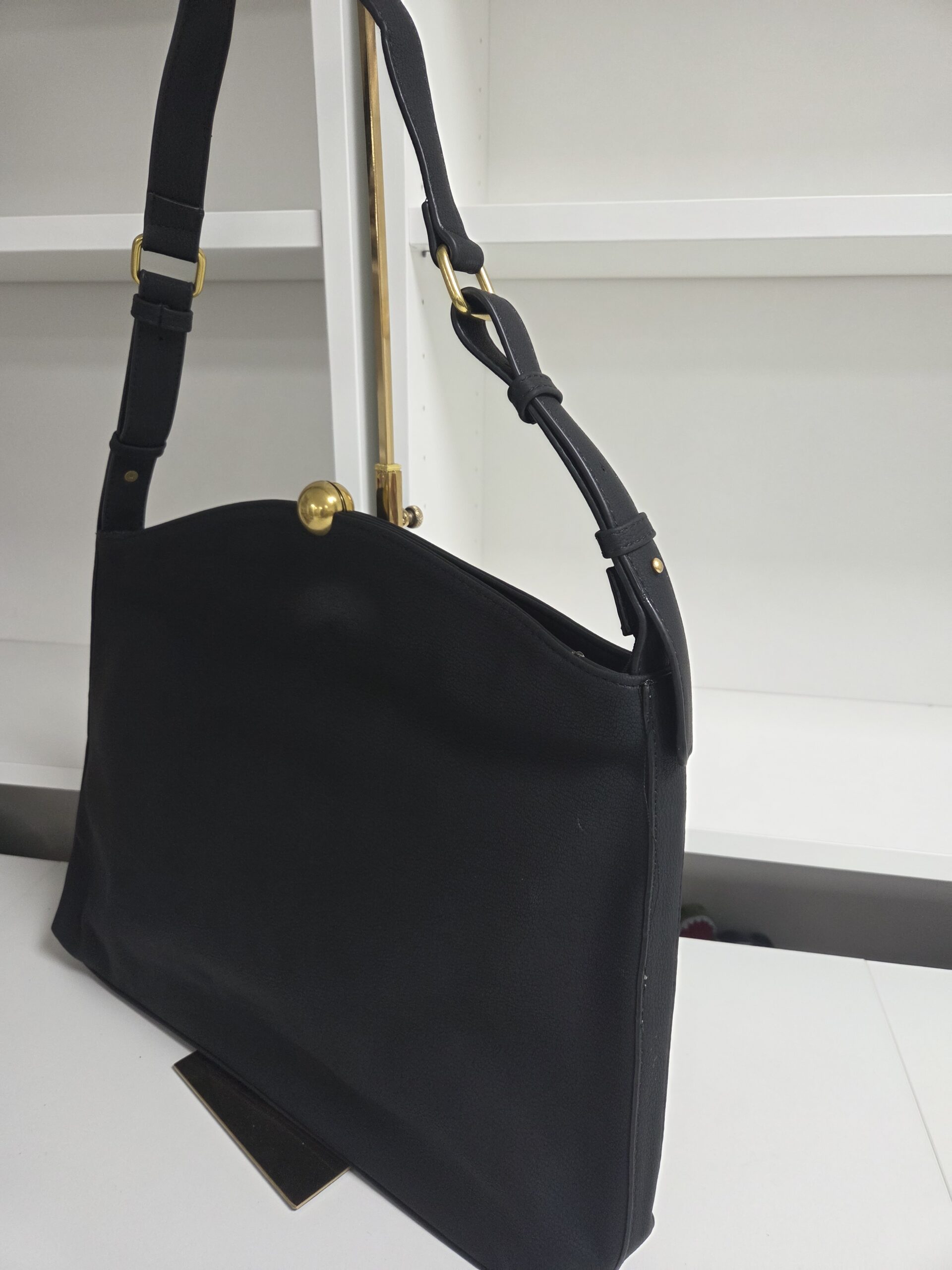 Chic Shoulder Bag - Image 11