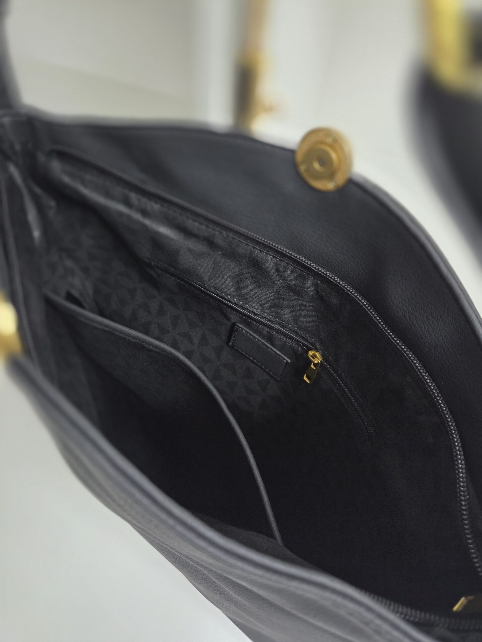 Chic Shoulder Bag - Image 9